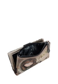 Rechteckige Tasche mit Reißverschluss aus beigefarbenem strukturierten Material, die ein grafisches Design eines Mädchens zeigt, mit einem schwarzen Innenraum und Akzentdetails.