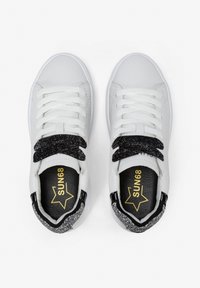 Sneakers bianchi con lacci neri glitterati e dettaglio argentato in glitter sul tallone, visti dall'alto, con il marchio SUN68 visibile all'interno.