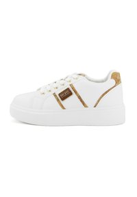 Sneakers bianchi con una tomaia in pelle liscia, dettagli dorati e pannelli laterali marroni. Suola bianca spessa con grip testurizzato. Design classico con lacci.