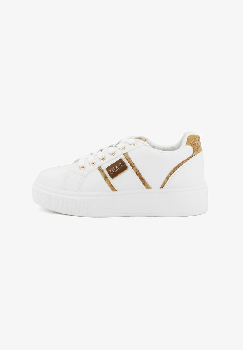 Sneakers bianchi con una tomaia in pelle liscia, dettagli dorati e pannelli laterali marroni. Suola bianca spessa con grip testurizzato. Design classico con lacci.