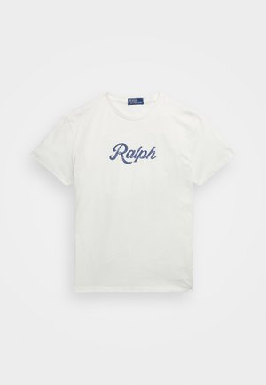 T-shirt en coton blanc avec un logo "Ralph" brodé bleu marine sur le devant. Encolure ronde classique, manches courtes et coupe décontractée.