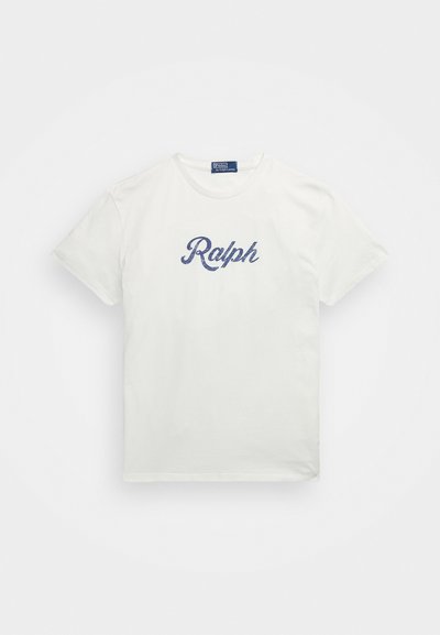 Fehér pamut póló, elöl sötétkék, hímzett "Ralph" logóval. Klasszikus kerek nyakkivágás, rövid ujjak és kényelmes fazon.