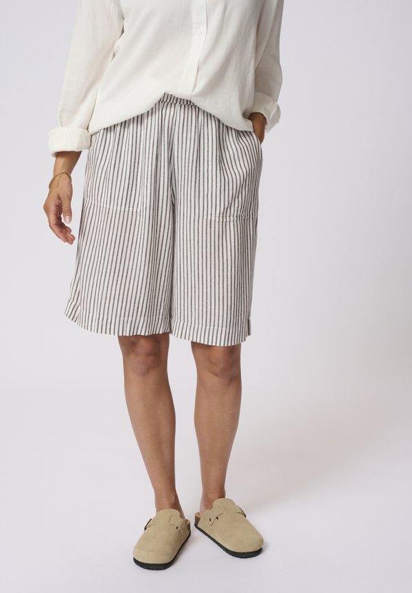 KAMILIA - Shorts - chalk fudge stripe