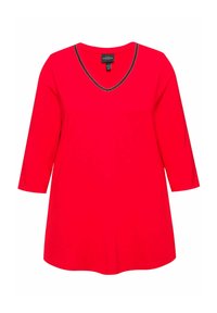 Červená tunika se třičtvrtinovými rukávy, V-výstřih zdobený kontrastním lemem, vyrobená z měkké látky s hladkou texturou.