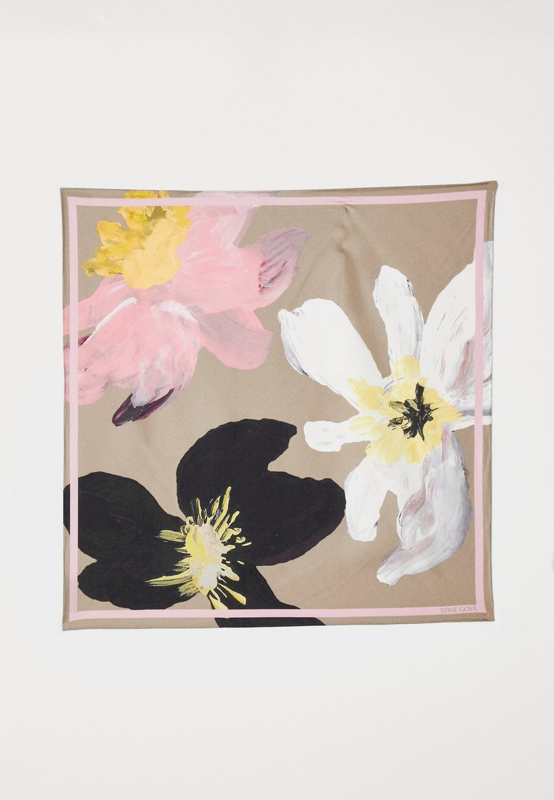 Kvadratisk silkeslørf med blomsterdesigns i pink, hvid og sort på en tan baggrund, omkranset af en lys pink ræmme.