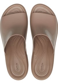 Infradito beige con finitura liscia e lucida, ampia fascia sulla punta e suola rigata per maggiore comfort e presa. Marchio "LiteRide by Crocs" visibile.