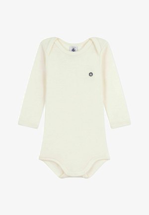 Romper met lange mouwen in roomkleur, met overslaghalslijn, drukknoopsluiting bij het kruis en een klein donkerblauw zeilbootlogo op de borst.