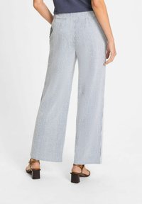 Wijdvallende broek van lichtblauwe en white gestreepte stof. Beschikt over een elastische tailleband en zijkanten zakken. Glad textuur, casual ontwerp.
