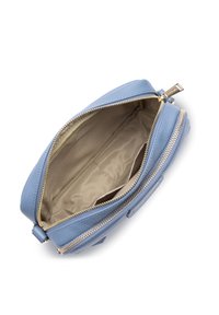 Borsa a mano in pelle azzurro chiaro con superficie strutturata, dotata di chiusura con zip e fodera interna in tan. Visibile un piccolo etichetta con accessori metallici.