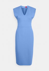 Niebieska sukienka o dopasowanym kroju, z dekoltem w serek i rękawami typu cap. Wykonana z gładkiego materiału, z tylnym zamkiem błyskawicznym i wyraźnie zarysowaną talią.