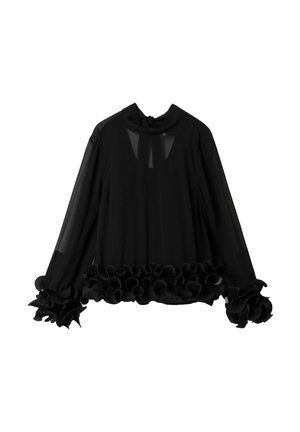 Blouse noire à manches longues en tissu transparent, avec des poignets et un ourlet à volants, et une petite ouverture en forme de goutte au niveau du col haut.