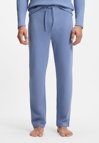 Lichtblauwe loungebroek met een wafelstructuur en een taille met trekkoord. Rechte pijpen en een zachte structuur. Geen zichtbare patronen of accenten.