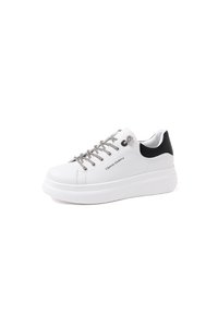 Sneaker bianche in pelle con accenti neri, lacci argentati e suola bianca spessa. Presentano il logo del marchio sul lato e occhielli in metallo.