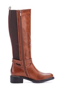 Bota de cuero marrón hasta la rodilla con cremallera lateral, panel elástico y un tacón negro bajo. El diseño presenta una textura suave y líneas limpias.