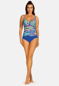 Kolorowy strój kąpielowy z wzorzystą górą z niebieskimi akcentami i jednolitym, niebieskim dołem. Wykonany z elastycznego materiału, zaprojektowany do dopasowanego fasonu.
