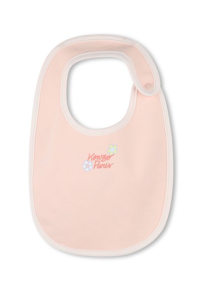 Bavoir de couleur pêche avec des bordures blanches, arborant le texte « Kenzo Paris » et deux petites illustrations de fleurs. Fabriqué en tissu doux, conçu pour une fermeture facile.