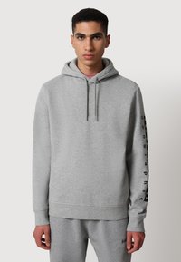 Felpa grigia in cotone con tasca frontale, cappuccio con coulisse e testo grafico nero lungo la manica sinistra. Polsini e orlo aderenti.