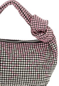 Svart och rosa paljetterad handväska med en knuten handtag, som har en dragkedjestängning och ett rutmönster av växelvis kvadratiska paljetter.