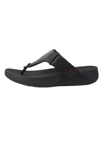 Sandale en plastique noire avec une tige en cuir texturé, semelle en caoutchouc et une sangle réglable avec un détail rouge.