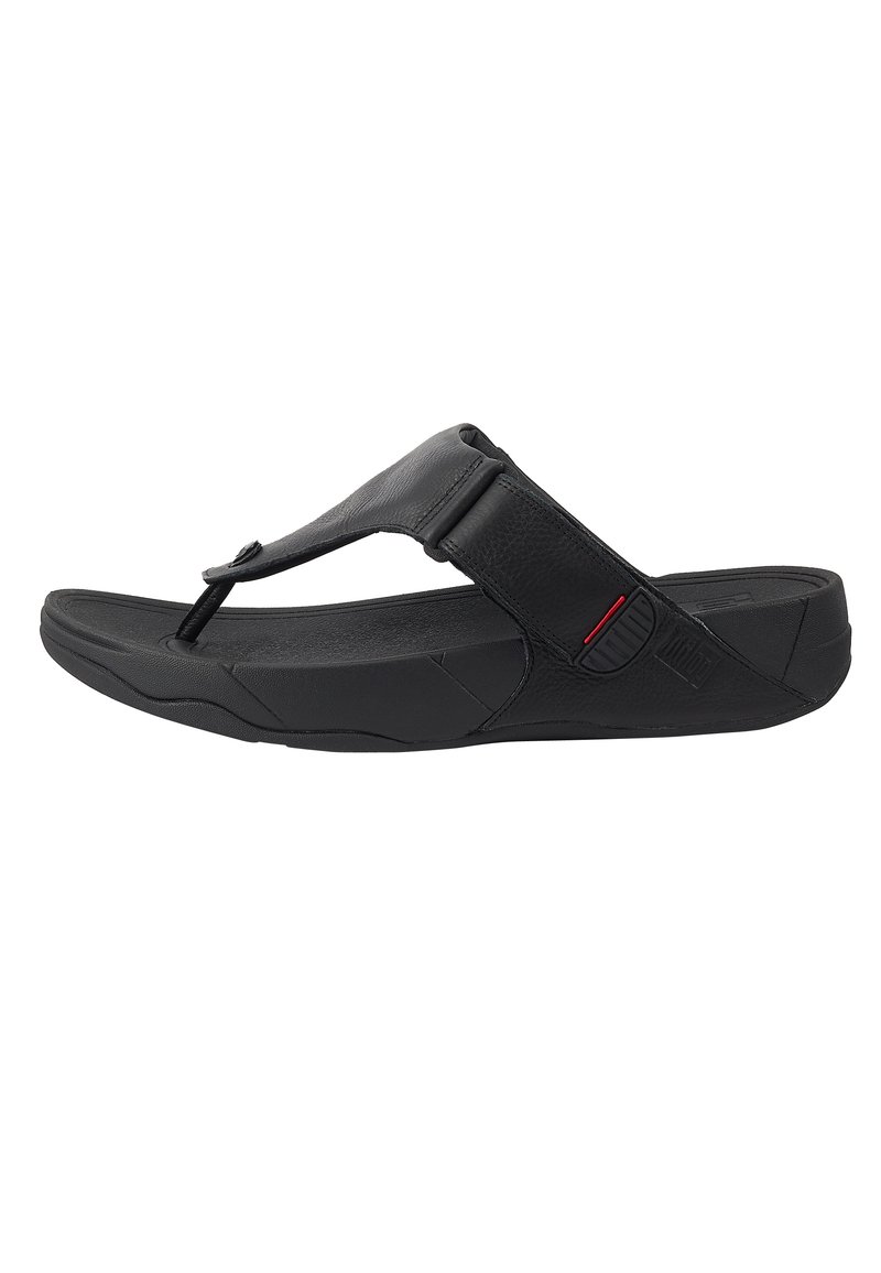 Sandale en plastique noire avec une tige en cuir texturé, semelle en caoutchouc et une sangle réglable avec un détail rouge.