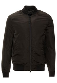 Veste bomber noire avec fermeture éclair à l'avant, col et poignets côtelés, deux poches latérales et une finition lisse légèrement brillante.