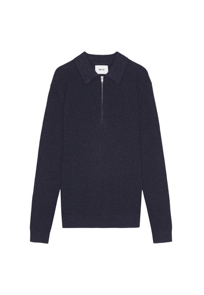 Marineblauer Rippstrick-Pullover mit einem Reißverschlusskragen und langen Ärmeln. Die Textur ist glatt, mit einer figurbetonten Silhouette und subtilen Stichdetails.