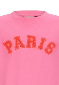 Rosa Kurzarm-T-Shirt mit fetter, orangefarbiger Stickerei, die "PARIS" über der Brust spellt. Weicher Stoff mit rundem Ausschnitt.