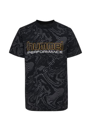 Czarny t-shirt z dynamicznym, abstrakcyjnym wzorem w odcieniach szarości, z napisem "hummel PERFORMANCE" w wyraźnej żółto-białej czcionce.