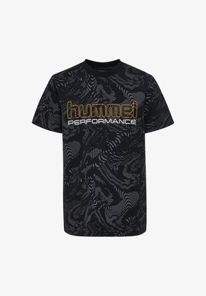 Sort T-shirt med et dynamisk abstrakt mønster i gråt og med "hummel PERFORMANCE" trykt i fed gul og hvid skrift.