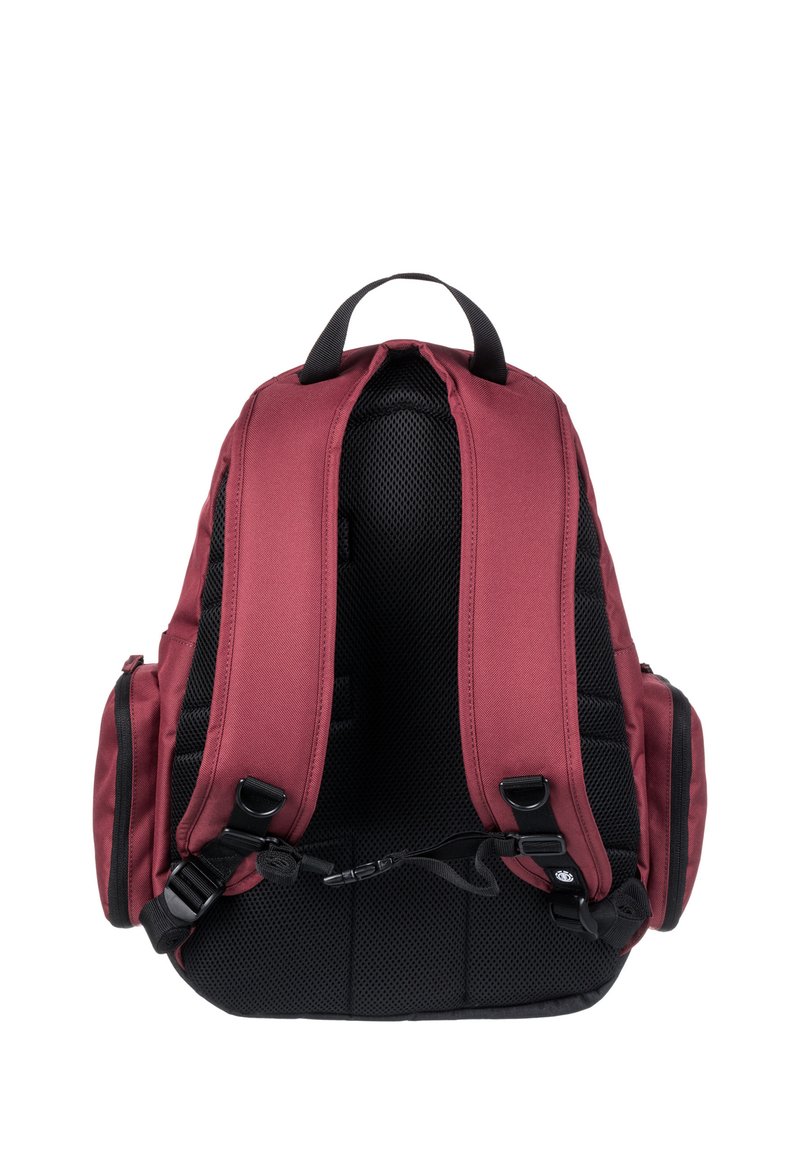 Mochila color marrón con correas acolchadas, panel trasero de malla y acentos negros. Cuenta con bolsillos laterales y herrajes de correas ajustables.