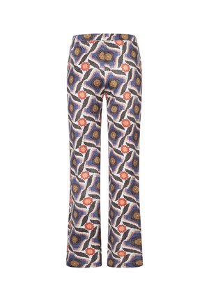 Wijde broek met kleurrijk geometrisch patroon in bruine, blauwe, witte en rode tinten, gezien vanaf de achterkant.