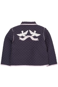 Tamsiai mėlyna dygsniuota striukė su apykakle, rožinės spalvos apvadais ir siuvinėtais baltais balandžiais nugaroje su juostos detalėmis. Tekstūruota paviršiaus struktūra.