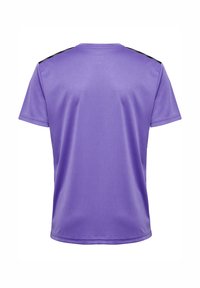 Lila sport-t-shirt med korta ärmar, sänkt axeldesign, svarta detaljer på axlarna, gjord av mjukt, fukttransporterande material.