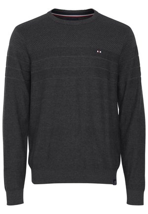 Maglione grigio lavorato a maglia con collo rotondo, motivo testurizzato sulla parte superiore del corpo e polsini a costine. Presenta un piccolo logo sul lato sinistro del petto.