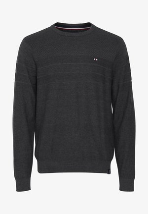 Maglione grigio lavorato a maglia con collo rotondo, motivo testurizzato sulla parte superiore del corpo e polsini a costine. Presenta un piccolo logo sul lato sinistro del petto.