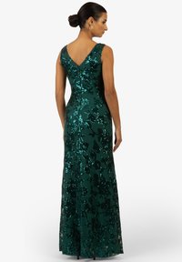Figurbetonter, ärmelloser Kleid in tiefem Teal mit floralen Paillettenverzierungen, V-förmigem Rückendesign und bodenlanger Silhouette.