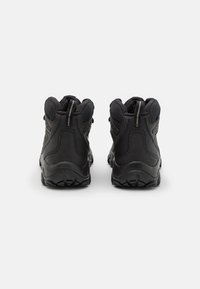 Schwarze Wanderschuhe mit einem hohen Design, strukturierten Mesh-Panels, verstärktem Fersenbereich und robustem Profil für optimalen Halt.