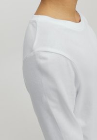 Jack & Jones Junior JJE O NECK - Långärmad tröja - white