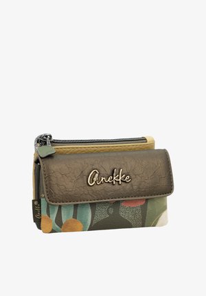 Kompakte mehrfarbige Geldbörse mit Blumenmustern, braunem strukturiertem Klappdeckel, metallischem "Anekke"-Logo und Reißverschluss oben.