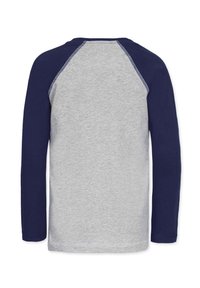 Langærmet t-shirt med en lys grå krop og marineblå raglanærmer. Udført i bomuldsstof med blød tekstur og kontrasterende syninger.