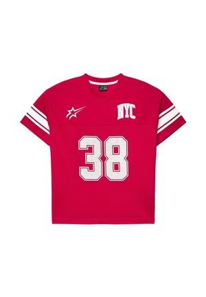 Maglia sportiva rossa a maniche corte con numero "38" bianco, testo "NYC" sul petto e strisce bianche sulle maniche.