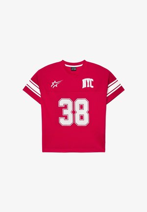Czerwona sportowa koszulka z krótkim rękawem, z białym numerem "38", napisem "NYC" na piersi oraz białymi paskami na rękawach.