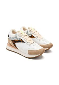 Sneakers bianchi con una punta in suede beige e marrone testurizzato, dettagli in stampa leopardata e particolari in glitter argento sul lato.