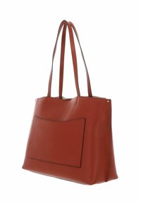 Sac cabas en cuir rouge avec une finition texturée, deux longues anses et une poche avant bordée de couture noire.
