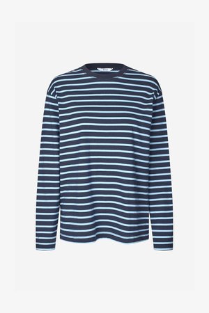 Πουκάμισο με μακριά μανίκια που έχει οριζόντιες ρίγες σε ναυτικό μπλε και ανοιχτό μπλε, κατασκευασμένο από μαλακό ύφασμα με στρογγυλή λαιμόκοψη και άνετη εφαρμογή.