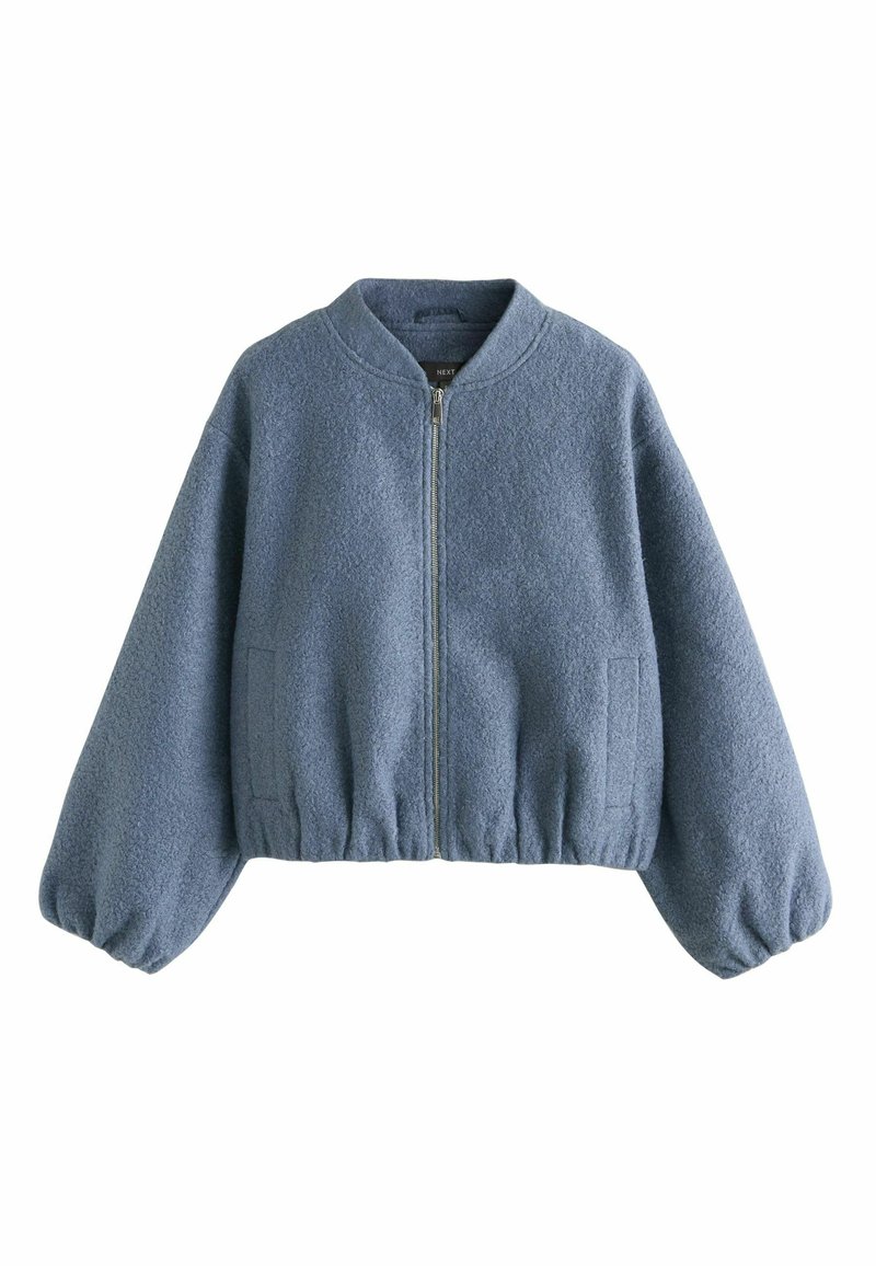 Jachetă bomber din fleece albastru, cu fermoar în față, guler rotund, tiv elastic și mâneci tip balon. Are buzunare laterale și material texturat.