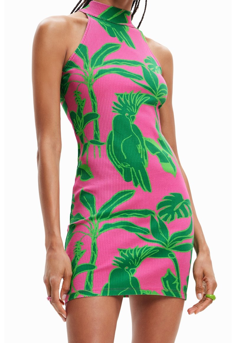 Abito mini a costine con collo alto, caratterizzato da una base rosa e audaci motivi tropicali verdi di foglie e uccelli.