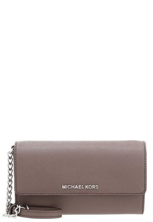 Kompaktowy portfel taupe Michael Kors z paskiem na srebrnym łańcuszku i logo na przedniej klapce, wykończenie ze skóry fakturowanej.