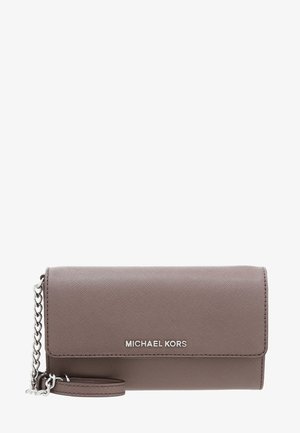 Kompaktowy portfel taupe Michael Kors z paskiem na srebrnym łańcuszku i logo na przedniej klapce, wykończenie ze skóry fakturowanej.