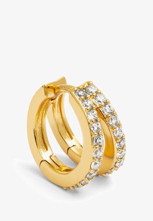 Pendientes de aro de oro que presentan un diseño doble acentuado con strass transparentes a lo largo de un lado. Textura suave con un acabado pulido.